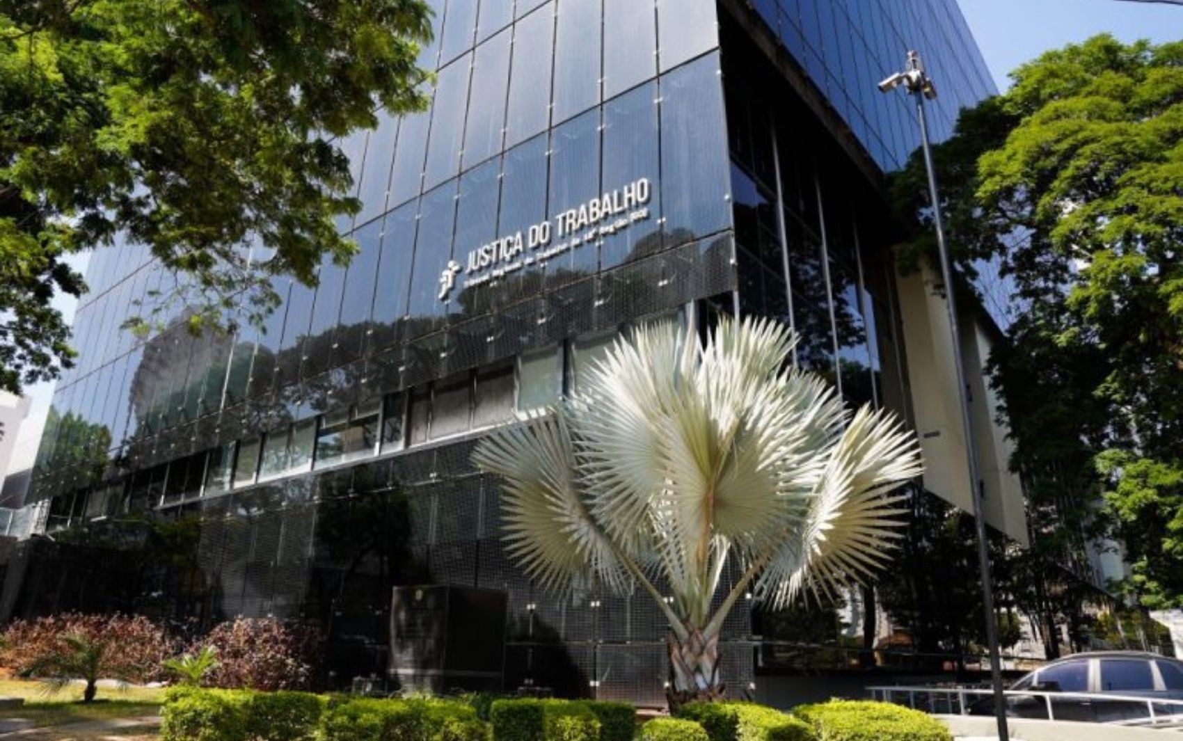Empresa que foi condenada a pagar R$ 25 mil de indenização a motorista que teve câncer o demitiu de forma discriminatória, diz TRT