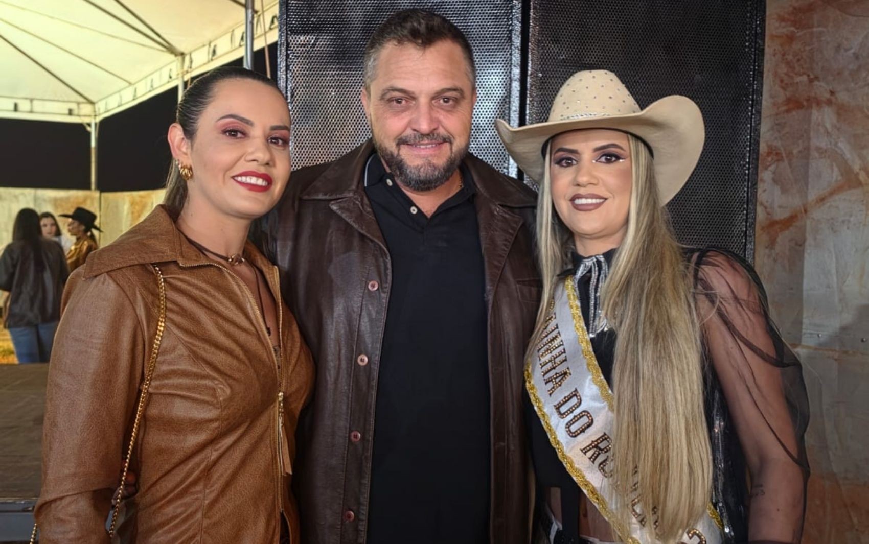 Trisal formado por rainha de rodeio, irmã e agricultor repercute na imprensa internacional
